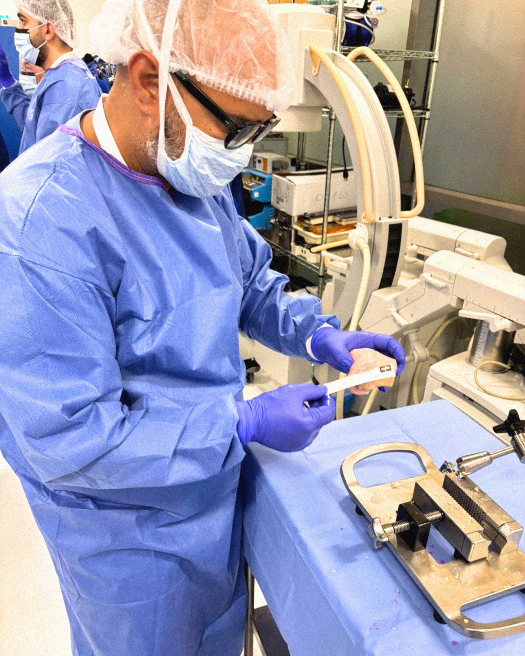 Dr. Andy De León en cirugía